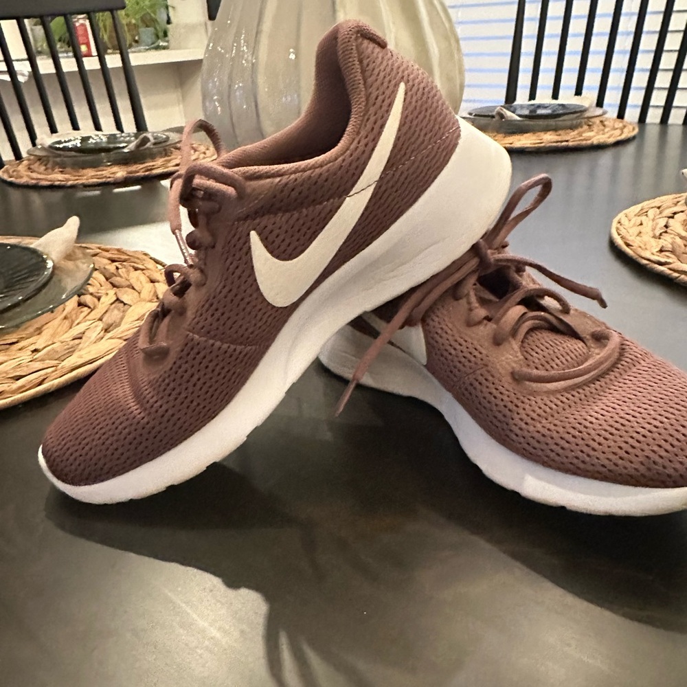 Nike Women's Mauve Sneakers